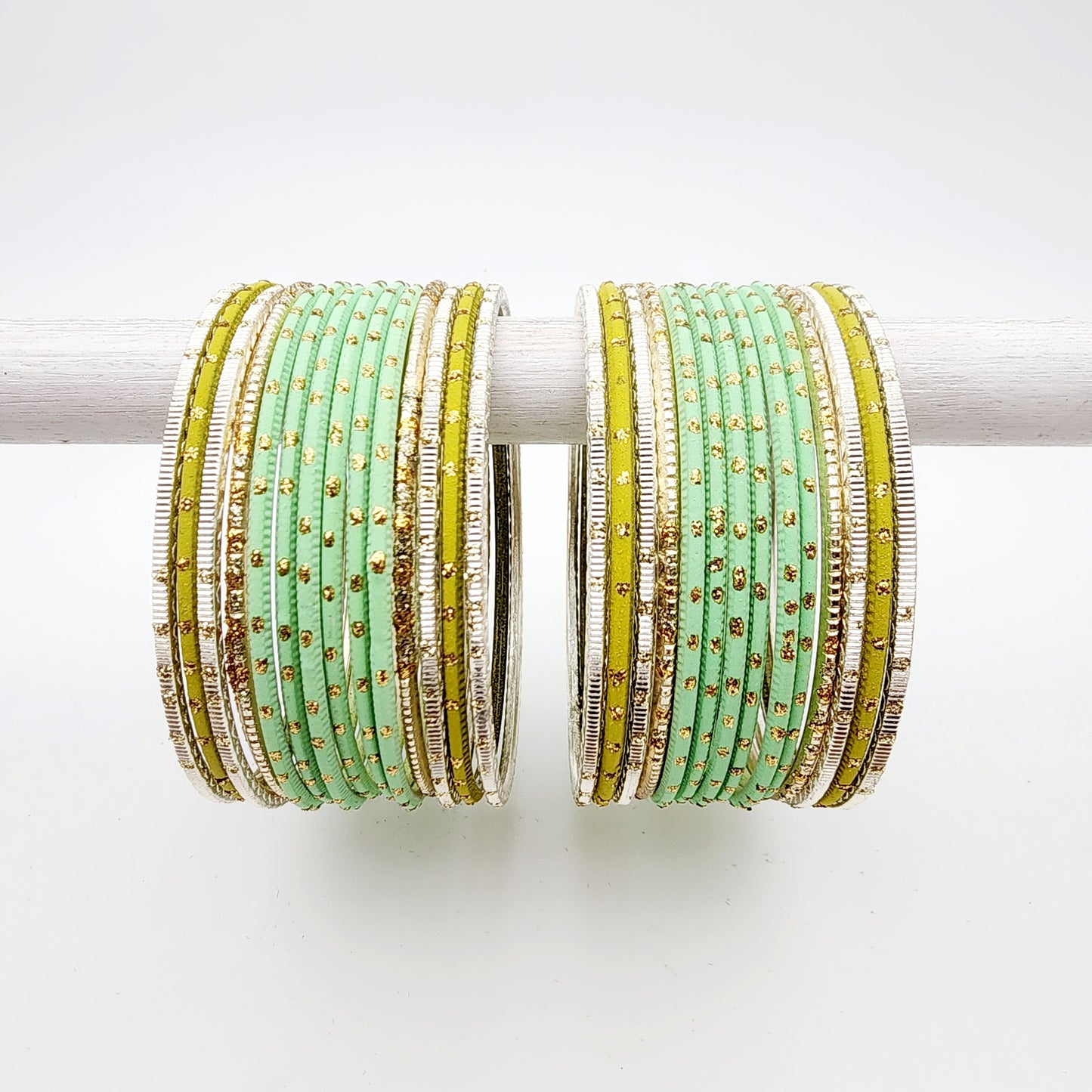 Load image into Gallery viewer, Brenda Bangle Set Indian Bangles , South Asian Bangles , Pakistani Bangles , Desi Bangles , Punjabi Bangles , Tamil Bangles , Indian Jewelry
