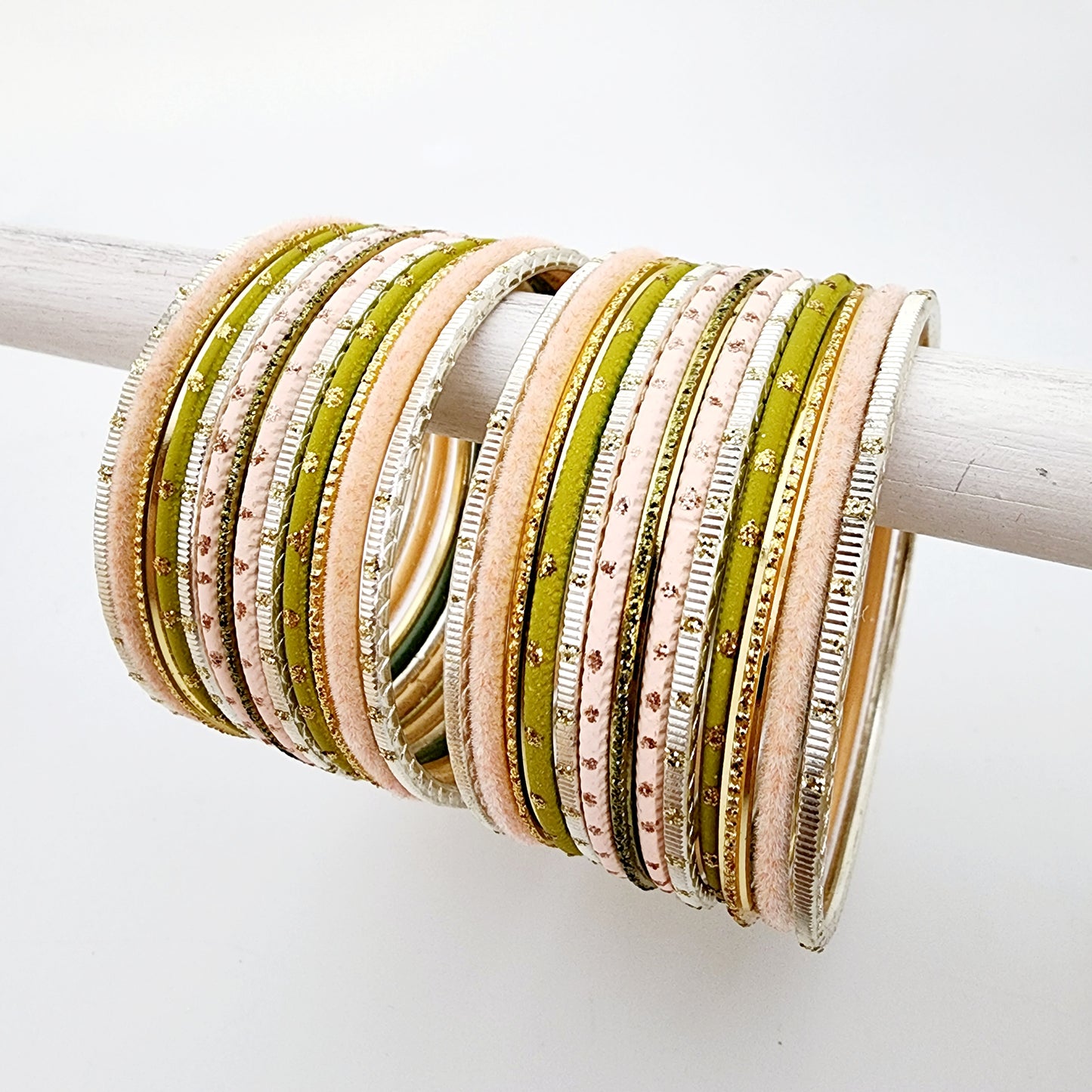 Load image into Gallery viewer, Elyne Bangle Set Indian Bangles , South Asian Bangles , Pakistani Bangles , Desi Bangles , Punjabi Bangles , Tamil Bangles , Indian Jewelry
